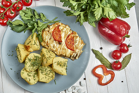 Шницель из говядины под овощами с картофелем отварным 