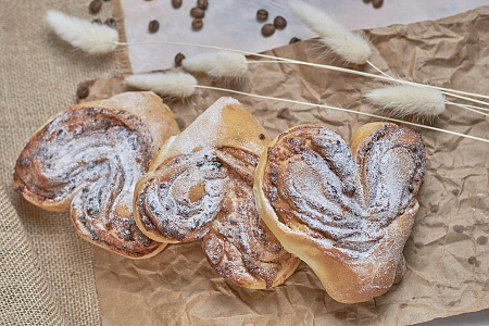 Сердце с изюмом и творогом