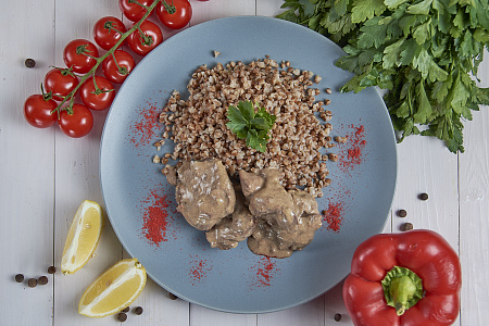 Куриная печень в сметанном соусе с кашей гречневой с овощами